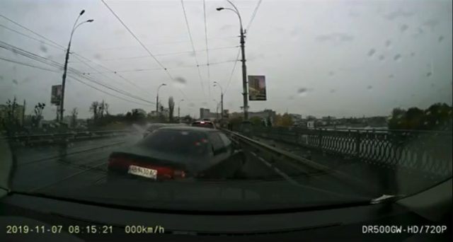 “Ситуаційний центр” показав відео аварії на Центральному мосту за участі чотирьох автівок