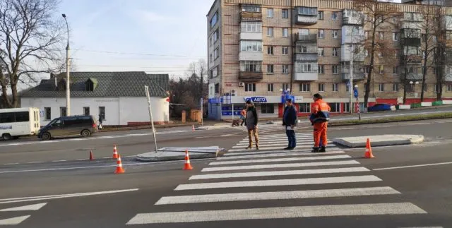 Неподалік Київського мосту встановили острівці безпеки. ФОТО