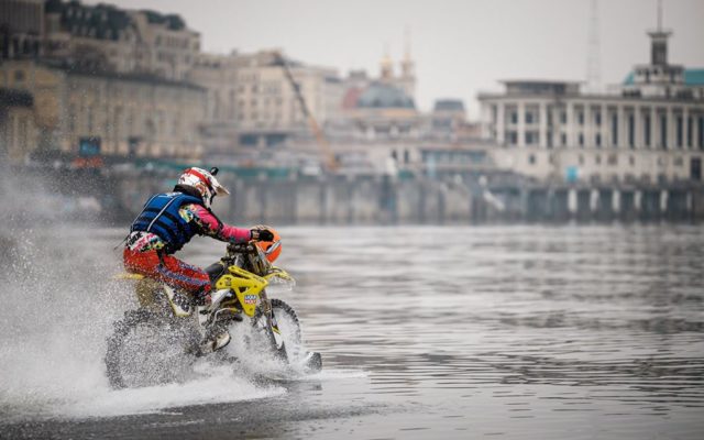 По Дніпру на мотоциклі: вінничан встановив рекорд України. ФОТО, ВІДЕО