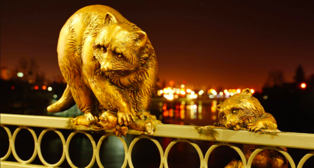 На Київському мосту з’явилася бронзова “родина єнотів”. ФОТО