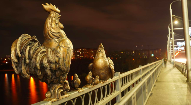 На Київському мосту з’явилися фігури пташиної родини. ФОТО