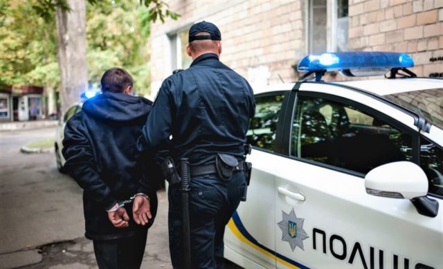 На Вінниччині п’яний пасажир напав на патрульного: побив, покусав і розбив планшет
