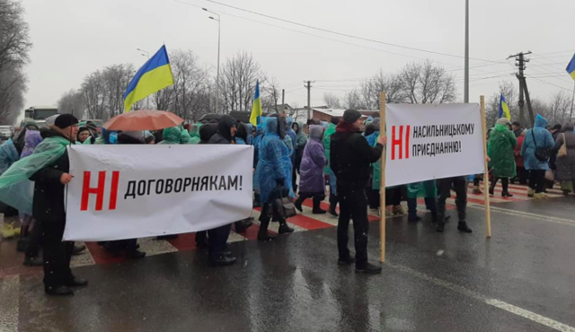 Протестувальники перекрили міжнародну трасу на Вінниччині. ФОТО