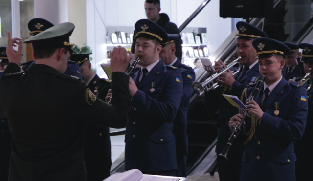 Дзвони війни: у Вінниці військовий оркестр долучився до акції вшанування подвигу “кіборгів”. ВІДЕО