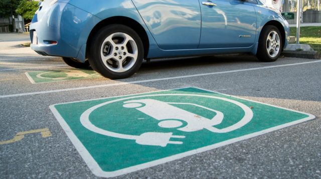 Вінницькі інспектори з паркування штрафуватимуть за паркування на місцях для електрокарів
