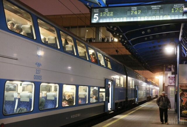До 8 березня “Укрзалізниця” призначила додаткові потяги через Вінниччину