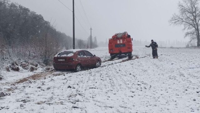 Рятувальники вже змушені буксирувати автомобілі, які застрягли на дорогах Вінниччини