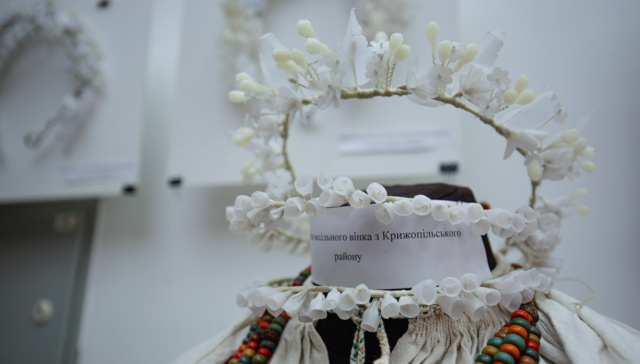 До шлюбу з восковим віночком: у Вінниці відкрили виставку старовинних весільних строїв. ФОТО