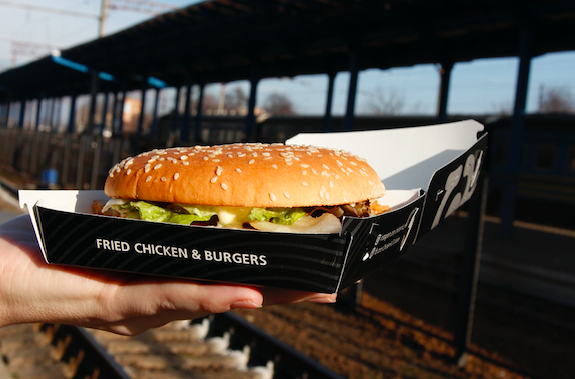 На залізничному вокзалі Вінниці відкрився новий ресторан швидкого харчування Chicken HUT. ФОТО