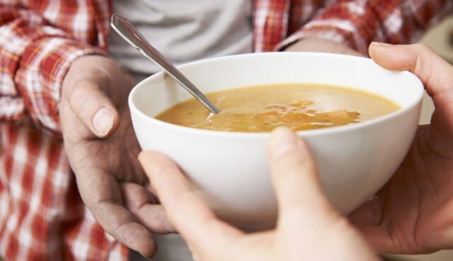 Вінничани організували доставку обідів для одиноких, стареньких та людей з інвалідністю. ФОТО