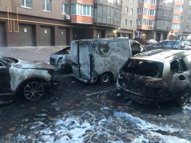 Вночі у Вінниці згоріли чотири автомобілі – ймовірний підпал
