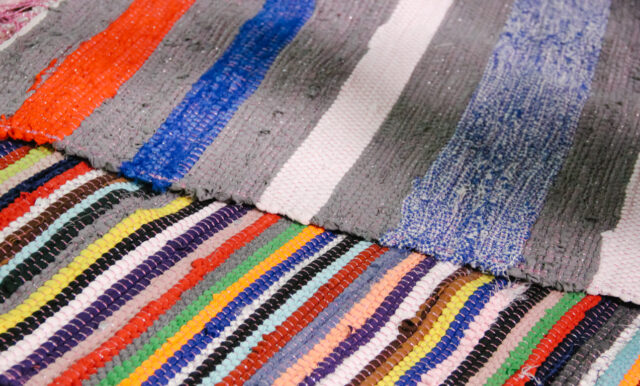 Подільський “апсайклінг”: на Вінниччині старий одяг перетворюють у яскраві килимки
