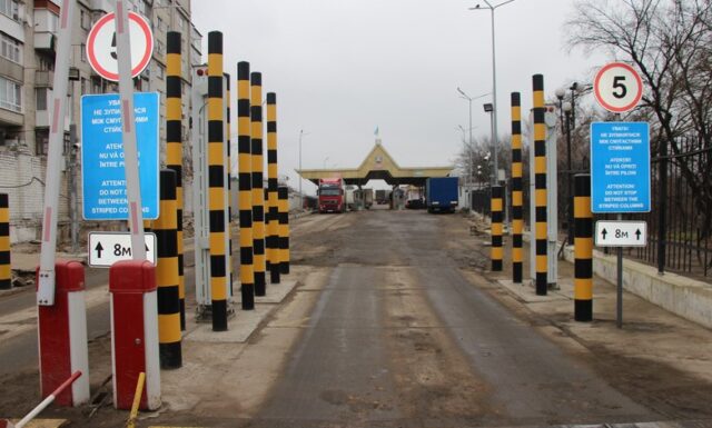 У Могилів-Подільському ремонтуватимуть дорогу на кордоні: рух транспорту обмежать