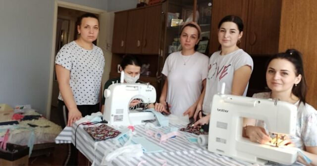 Вінницькі волонтерки разом з дітьми шиють безкоштовні маски. ФОТО