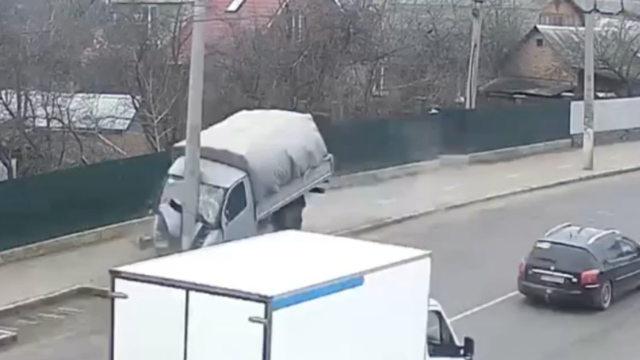 Опубліковано відео ДТП на Тяжилові, внаслідок якого авто зруйнувало електроопору. ВІДЕО