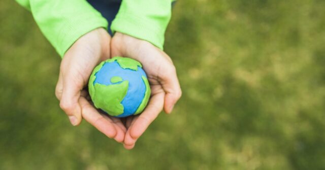“Земля – величезний дар”: вінницькі студенти закликають містян дбати про довкілля. ВІДЕО