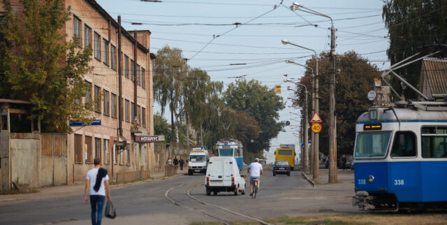 “Пішохідна частина у жахливому стані”: вінничани пропонують відремонтувати тротуар на Батозькій