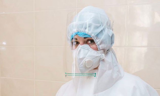 У міську клінічну лікарню передали апарат ШВЛ, 80 захисних костюмів та 2000 масок. ФОТО