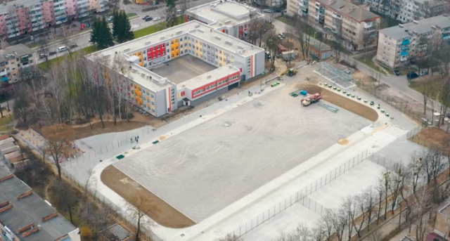 Стадіон, так стадіон: у Вінниці показали, як реконструюють спортивне ядро місцевої школи. ВІДЕО