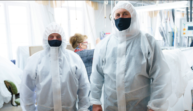 На двох вінницьких фабриках пошиють понад 17 тисяч захисних костюмів для медиків. ВІДЕО