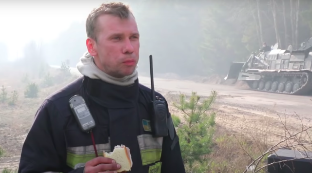 В ДСНС показали, в яких умовах працюють вінницькі вогнеборці, котрі гасять пожежі в Чорнобильській зоні. ФОТО, ВІДЕО