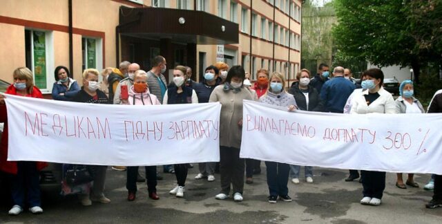 У Вінниці протестували медсестри через невиплачені надбавки: в лікарні кажуть про політичні маніпуляції. ФОТО, ВІДЕО