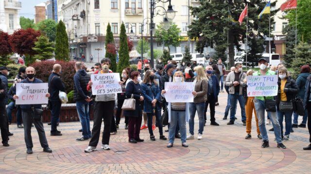 Вінницькі підприємці вийшли на протест із закликом до Уряду дозволити працювати речовим ринкам. ФОТО