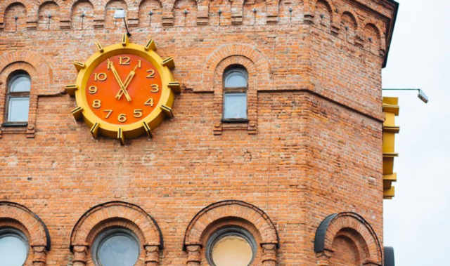 На Вежі Артинова у Вінниці відновлюють роботу годинника. ФОТО