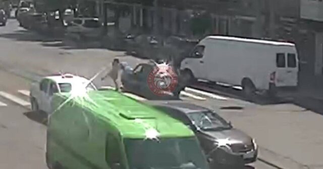 У Вінниці водій збив жінку на пішохідному переході: Ситуаційний центр оприлюднив відео