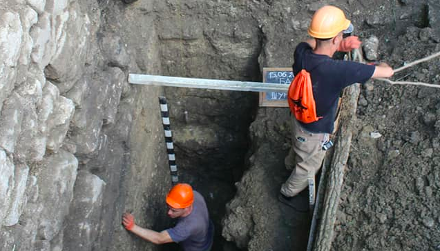 Кулелійка і скляне ядро: археологи визначили глибину мурів Барського замку і знайшли кілька артефактів. ФОТО