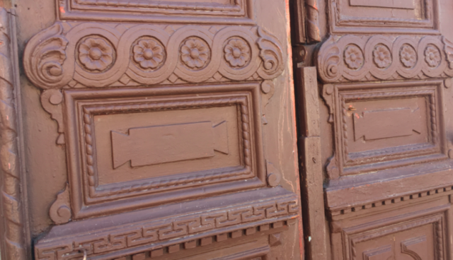 Унікальні старовинні двері можуть не повернути на історичну будівлю в центрі Вінниці. ФОТО