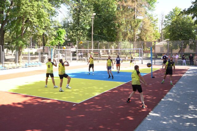 У Вінниці відремонтували волейбольний майданчик поблизу центрального стадіону. ФОТО