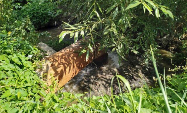 У Жмеринці міський водоканал скидав неочищені стічні води з каналізації у річку. ФОТО, ВІДЕО
