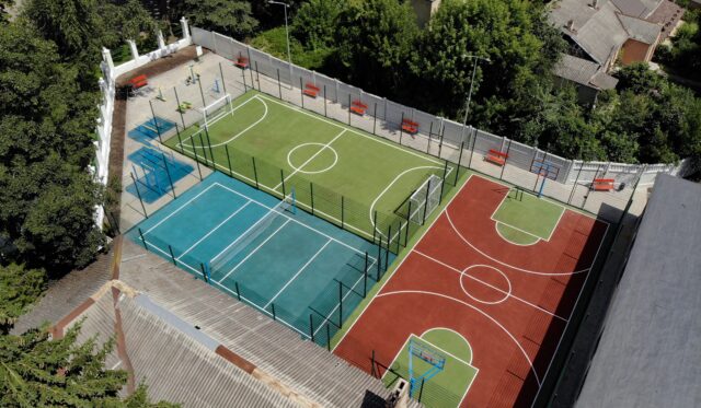 У Вінниці біля школи №2 завершують будувати новий спортивний майданчик. ФОТО, ВІДЕО
