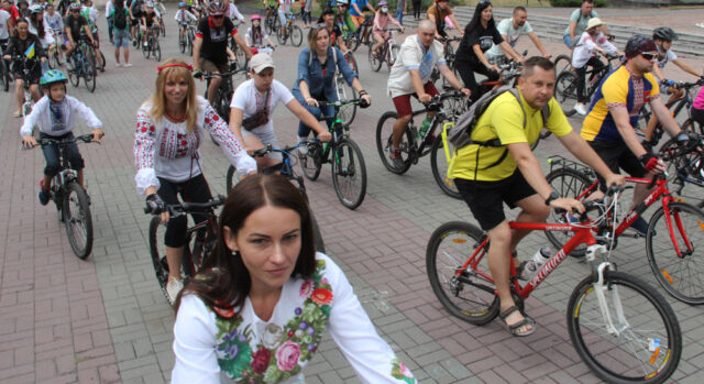 Благодійність і традиції: у Вінниці на День Незалежності відбувся велопарад у вишиванках