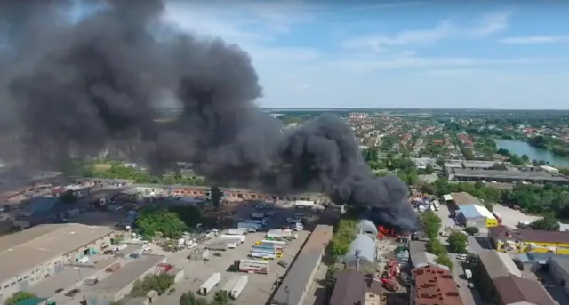 У Вінниці на вулиці Чехова горять складські приміщення. ВІДЕО