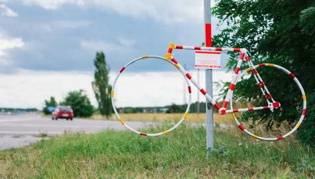 На Вінниччині біля доріг встановлюють символічні білі велосипеди, аби водії уважніше ставилися до байкерів. ФОТО