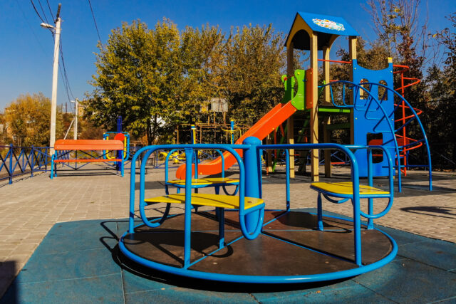 У Вінниці будують дитячий та спортивний майданчики по вулиці Медовій