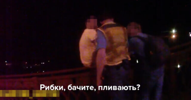 У Вінниці поліцейські силоміць зняли чоловіка з огорожі Центрального мосту. ВІДЕО