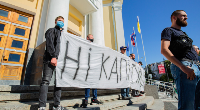 “Ворог у Кремлі та на Банковій”: у Вінниці почалися акції протесту проти спільного патрулювання з бойовиками. ФОТО