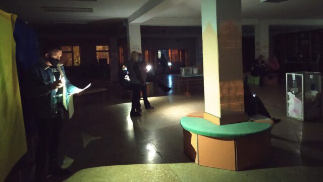 У Вінниці під час голосування на кількох дільницях зникало світло. ФОТО