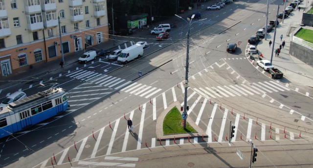 Нові “зебри” і старі “стежки”: як змінився рух на площі Гагаріна з початком роботи світлофорів. ФОТО, ВІДЕО