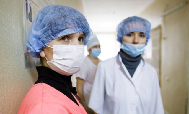 По 15 тисяч “зверху”: міськрада Вінниці проголосувала за додаткові надбавки для медиків, які працюють з хворими на коронавірус