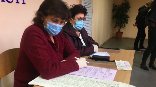 Персональні ручки та окремі кабінки для хворих: у Вінниці пояснили, як голосуватимуть на виборах в умовах карантину
