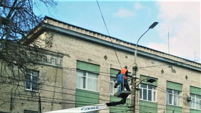 Від Соборної до “Електромережі”: у Вінниці на Пирогова встановлюють нові LED-світильники. ФОТО