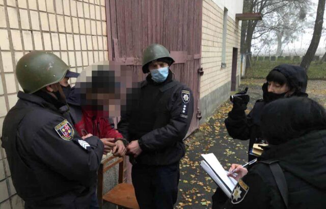 Поліція Вінниччини затримала зловмисника, який погрожував гранатами охороннику. ФОТО, ВІДЕО