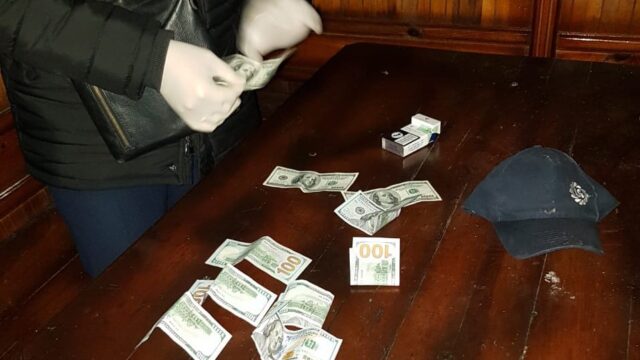 Поліцейського з Вінниччини затримали на хабарі у тисячу доларів США