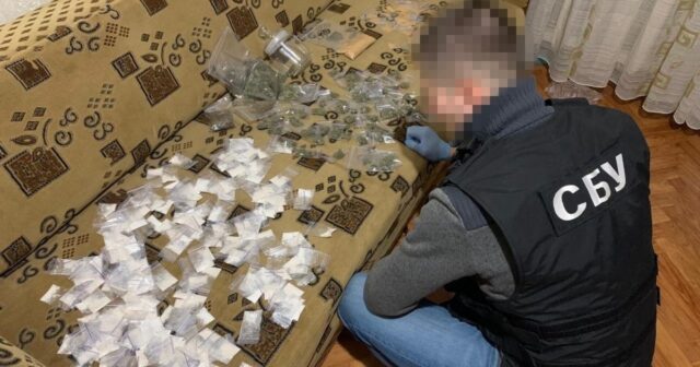 Наркотики поштою: правоохоронці Вінниччини затримали осіб, що збували “товар” в 15 областях