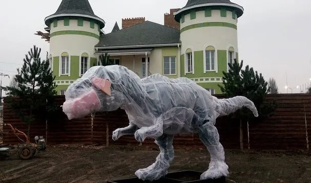 До “Подільського зоопарку” привезли роботизованих динозаврів. ФОТО