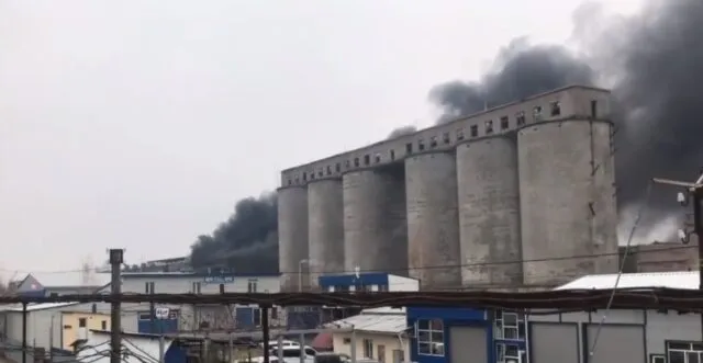 Небо в чорному димі: у Вінниці горіли шини всередині закинутої будівлі. ВІДЕО